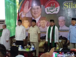 Kunjungi Palembang, Prabowo Didaulat Jadi Ketua Jaringan Santri se-Indonesia