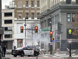 Ledakan Guncang Hotel Bersejarah di Texas, 21 Orang Luka Ledakan Guncang Hotel Bersejarah di Texas, 21 Orang Luka