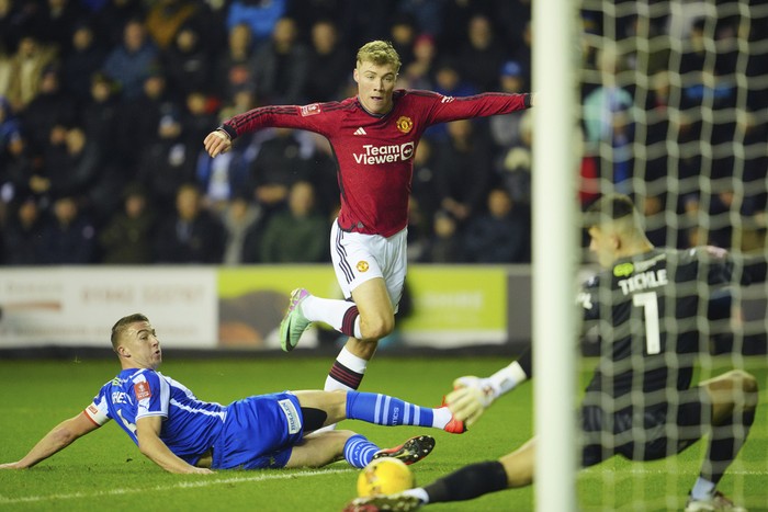 Manchester Uniteds Rasmus Hojlund, centre, makes an attempt to score during the English FA Cup third round soccer match between Wigan Athletic and Manchester United at the DW Stadium, Wigan, England, Monday, Jan. 8, 2024. (AP Photo/Jon Super)