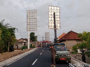 Satpol PP Segel Tiang Reklame Ilegal di Jalur Canggu-Tibubeneng
