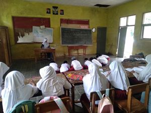 Pilu Siswa SD di Tasik Belajar Beralas Lantai Tanpa Meja dan Kursi