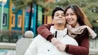 7 Potret Surya Insomnia yang Selalu Manjakan Istri, Disebut Suami Idaman