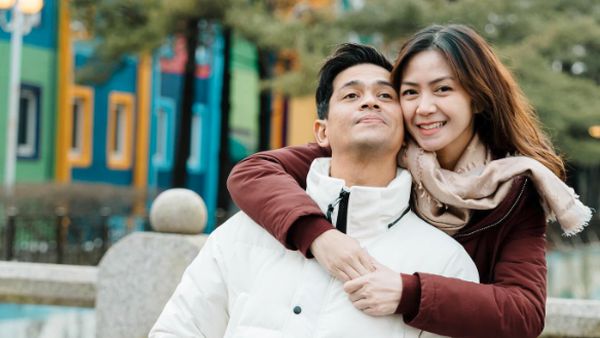 7 Potret Surya Insomnia yang Selalu Manjakan Istri, Disebut Suami Idaman