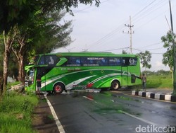 Lalin Lumpuh Imbas Tiang Listrik Roboh di Sumenep, Jalur Roda 4 Dialihkan