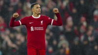 Di posisi bek sayap kanan, Madrid membidik Trent Alexander-Arnold (26 tahun) dari Liverpool. Andai tidak didapatkan di Januari ini, Madrid bisa mendapatkannya saat bebas transfer di musim panas nanti (AP)