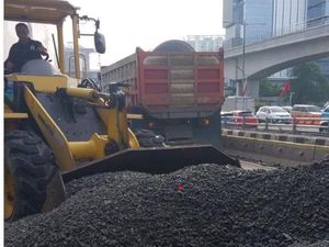 Truk Terguling di MT Haryono Arah Cawang Dievakuasi, Lalin Macet