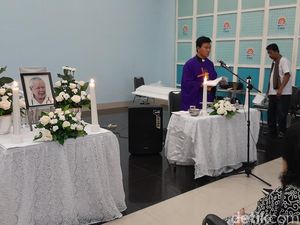 Upacara Jik Bok Dokter Lo Digelar di Rumah Duka Thiong Ting Solo Upacara Jik Bok Dokter Lo Digelar di Rumah Duka Thiong Ting Solo