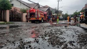 Upaya Damkar Kota Surabaya Atasi Banjir di Dukuh Kupang Barat