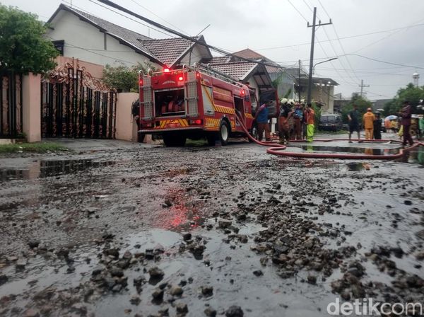 Upaya Damkar Kota Surabaya Atasi Banjir di Dukuh Kupang Barat