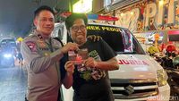 Bantuan Satu Unit Ambulans untuk Bonek dari Wakapolda Jatim