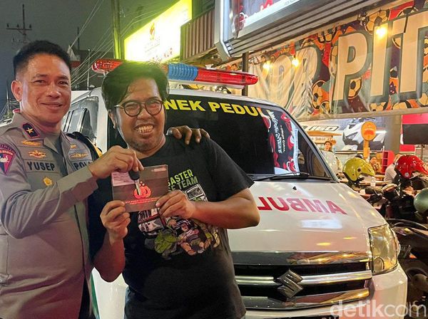 Bantuan Satu Unit Ambulans untuk Bonek dari Wakapolda Jatim