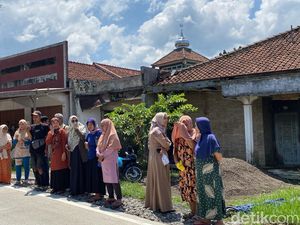 Antusias Warga Pelototi Rekonstruksi Sopir Online Tewas Dililit Lakban