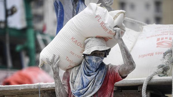Potret Buruh Angkut Mencari Rezeki di Pelabuhan Sunda Kelapa