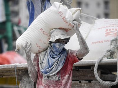 Potret Buruh Angkut Mencari Rezeki di Pelabuhan Sunda Kelapa