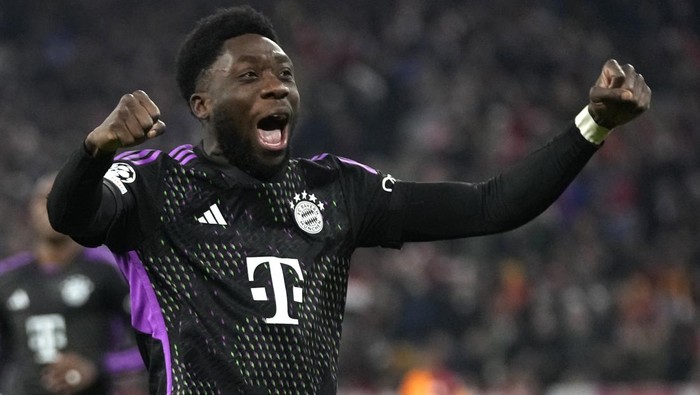 Bayerns Alphonso Davies celebrates after Harry Kane scored the opening goal with Thomas Mueller, right, and Konrad Laimer during the Champions League group A soccer match between Bayer Munich and Galatasaray at the Allianz Arena stadium in Munich, Germany, Wednesday, Nov. 8, 2023. (AP Photo/Matthias Schrader)
