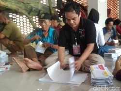 Kisah Disabilitas Majalengka: Jadi Pelipat Surat Suara Demi Kuliahkan Anak