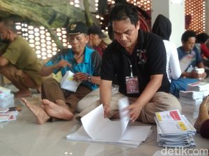 Kisah Disabilitas Majalengka: Jadi Pelipat Surat Suara Demi Kuliahkan Anak Kisah Disabilitas Majalengka: Jadi Pelipat Surat Suara Demi Kuliahkan Anak