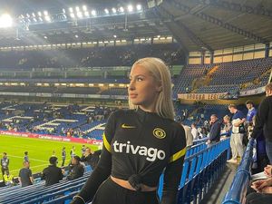 Kisah Pahit Wanita Pecinta Bola Kala Nonton di Stadion Kisah Pahit Wanita Pecinta Bola Kala Nonton di Stadion