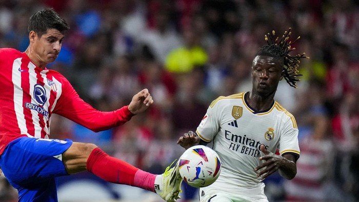 Atletico Madrids Alvaro Morata, left, vies for the ball with Real Madrids Eduardo Camavinga during the Spanish La Liga soccer match between Atletico Madrid and Real Madrid at Metropolitan stadium in Madrid, Sunday, Sept. 24, 2023. Morata scored twice in Atletico Madrids 3-1 victory. (AP Photo/Manu Fernandez)