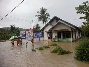 Jembatan Penghubung Desa-Sawah di Empat Lawang Rusak Diterjang Banjir Jembatan Penghubung Desa-Sawah di Empat Lawang Rusak Diterjang Banjir