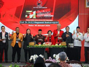 Bareng Megawati-Ganjar, Wapres Maruf Amin Pose Salam Metal