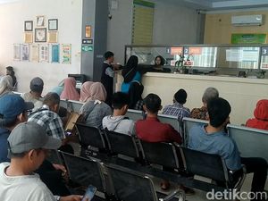 Pemohon e-KTP di Pekalongan Jelang Pemilu Membeludak, Sehari Bisa 400 Orang! Pemohon e-KTP di Pekalongan Jelang Pemilu Membeludak, Sehari Bisa 400 Orang!