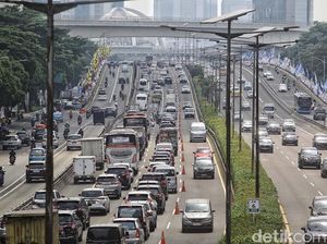 Tua di Jalan! Warga Jakarta Buang Waktu Setara 4 Hari 21 Jam karena Macet Tua di Jalan! Warga Jakarta Buang Waktu Setara 4 Hari 21 Jam karena Macet