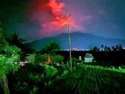 Gunung Lewotobi Lontarkan Lava Pijar, Warga Dulipali Dievakuasi