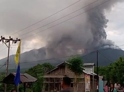 Gunung Lewotobi Berstatus Awas, Bandara Gewayantana Ditutup