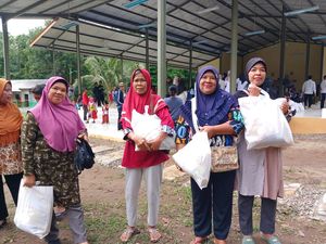 Peduli Warga Miskin, Pj Walkot Palembang Bagikan Sembako