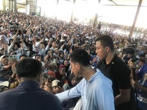 Gibran Senam Gemoy Bareng Arumi Bachsin di Banyuwangi Gibran Senam Gemoy Bareng Arumi Bachsin di Banyuwangi