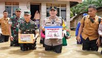 2 Jenderal Terobos Banjir Salurkan Bantuan-Trauma Healing Anak di Rohul