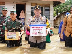 Kapolda Riau-Danrem Tinjau Lokasi Banjir di Rohul Sambil Distribusikan Bantuan