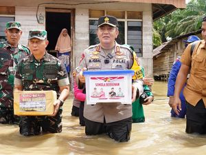 Kapolda Riau-Danrem Tinjau Lokasi Banjir di Rohul Sambil Distribusikan Bantuan Kapolda Riau-Danrem Tinjau Lokasi Banjir di Rohul Sambil Distribusikan Bantuan