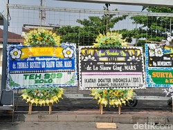 Karangan Bunga untuk Dokter Lo Berdatangan, Ada dari Ganjar hingga Gibran