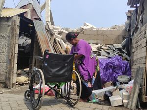 Pilu Emak-emak Sidoarjo Gubuknya Tak Layak Huni Rusak Diterpa Angin Kencang Pilu Emak-emak Sidoarjo Gubuknya Tak Layak Huni Rusak Diterpa Angin Kencang