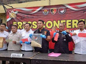 Polisi Tangkap Komplotan Bajing Loncat Curi 1,7 Ton Gula di Cilegon Polisi Tangkap Komplotan Bajing Loncat Curi 1,7 Ton Gula di Cilegon