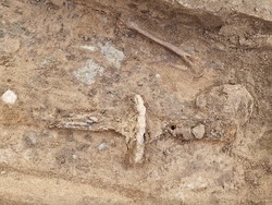 Membongkar Makam Kerangka Raksasa Berpedang Misterius