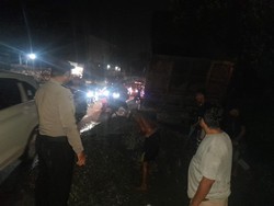 Imbas Truk Terguling, Lalin Jalan Raya Parung Bogor Macet Malam Ini