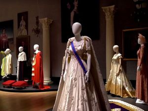 Replika Gaun Penobatan Ratu Elizabeth-Set Drama The Crown Bakal Dipamerkan Replika Gaun Penobatan Ratu Elizabeth-Set Drama The Crown Bakal Dipamerkan