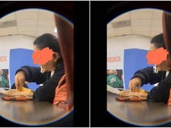 Lihat Wanita Makan Nasi Pakai Tangan, Bule Ini Sebut Tak Higienis