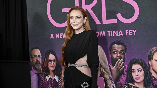 7 Gaya Lindsay Lohan di Premiere Mean Girls, Pamer Perut Rata Pascamelahirkan