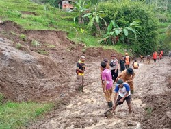 Akses Jalan 2 Desa di Ciamis yang Tertutup Longsor Kini Bisa Dilintasi