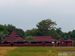 Menyesap Ketenangan di Masjid Al Karomah Cirebon