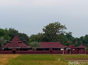 Menyesap Ketenangan di Masjid Al Karomah Cirebon Menyesap Ketenangan di Masjid Al Karomah Cirebon