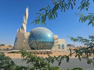 Unik! Masjid di UEA Ini Punya Kubah Berbentuk Bola Kaca Raksasa Unik! Masjid di UEA Ini Punya Kubah Berbentuk Bola Kaca Raksasa