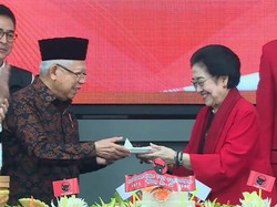 Megawati Beri Potongan Tumpeng Pertama HUT PDIP ke Maruf Amin