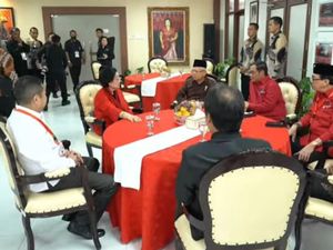 Kader-kader PDIP Hadiri Acara HUT: Risma, Azwar Anas, hingga Ahok