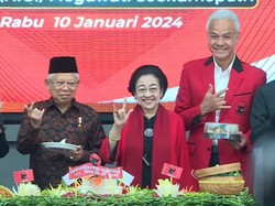 Wapres Maruf Amin Ikut Salam Metal saat Sesi Foto Bersama di HUT PDIP