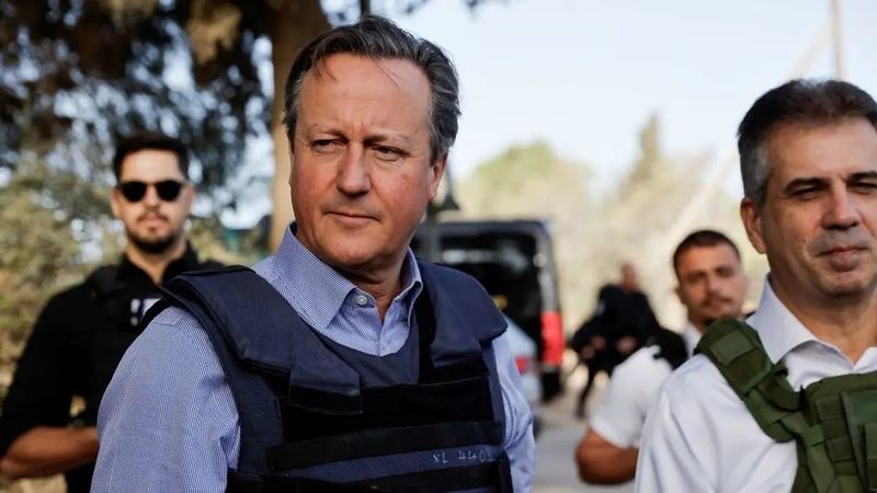 Menlu Inggris David Cameron didampingi Menlu Israel Eli Cohen saat berkunjung ke area yang diserang Hamas tahun lalu British Foreign Secretary David Cameron and Israeli Foreign Minister Eli Cohen visit Kibbutz Beeri following the October 7 deadly attack by Palestinian group Hamas, in southern Israel, November 23, 2023. (Reuters)